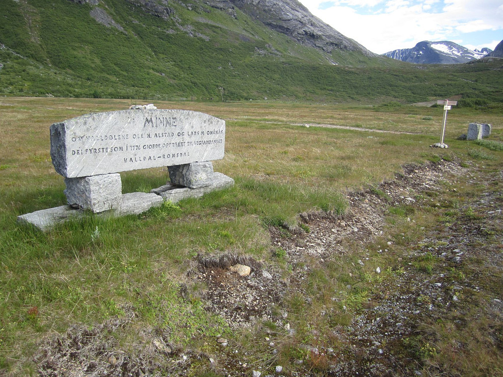 Rett ved stistart sto en minnestein over dem som først startet opp arbeidet med et veisamband over det som seinere skulle bli til Trollstigen.