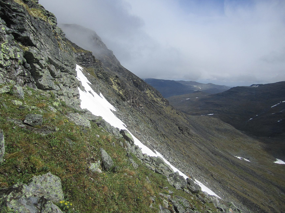 Så stoppet det å regne. Sola kom fram, og flanken var straks overvunnet. Humøret steg igjen. Ser tilbake; bandet nede til høyre.