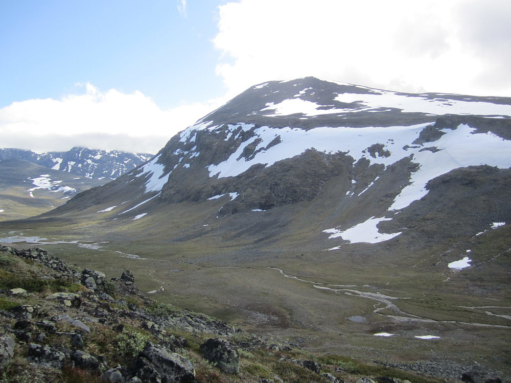Tilbakeblikk på Lauvhøe og snøen jeg til fulle hadde utnyttet på min vei ned fra dette fjellet.