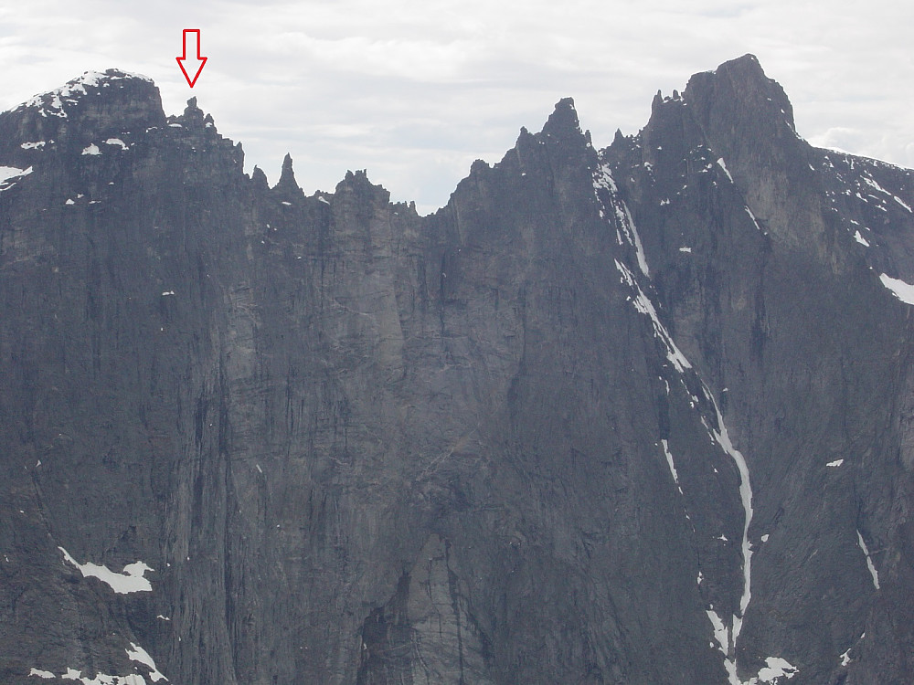 Trollspiret markert. Bildet er tatt for mange år siden på Romsdalshorn, men setter det hele i et perspektiv.