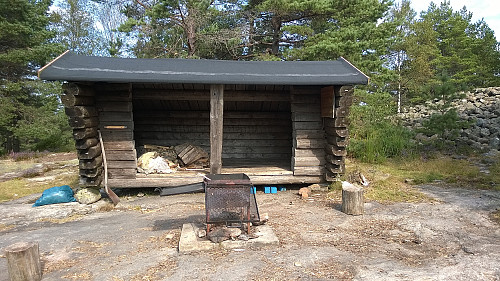 Gapahuken på toppen, med grillplassen foran. Toppunktet anes bak til høyre.