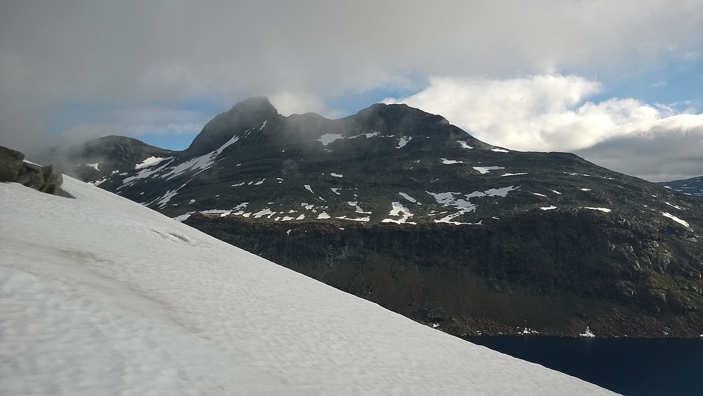 Urdanostinden valgte akkurat nå å lette litt på sløret, så jeg skyndte meg å ta et bilde. Nysnø kunne sees på toppkrona.