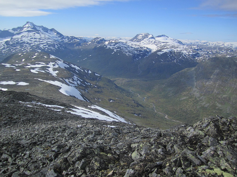 Her så det greit ut å ta seg ned i Storutladalen. Det var en omvei, og helst ville jeg gått ned til venstre på ryggen, men det virket stygt bratt på kartet, så jeg kikket i grunnen ikke noe nærmere på den muligheten...