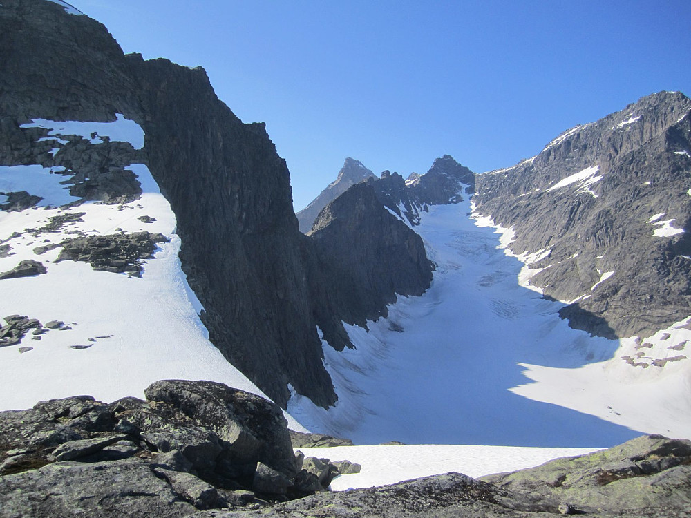 Returnerte på snøen til venstre ned fra Mannen. Flott utsikt over Maradalsbreen, med Sentraltind bakerst.