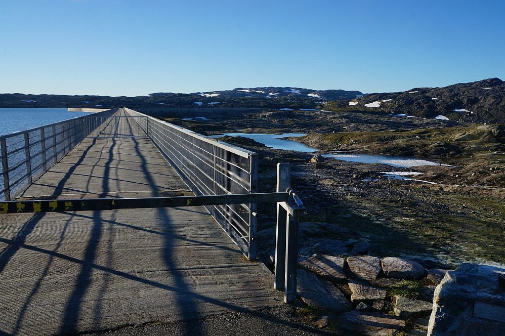 Førrevassdammen; Norges lengste demning i betong, har blitt meg fortalt...Stora Blåfjell bak til høyre.