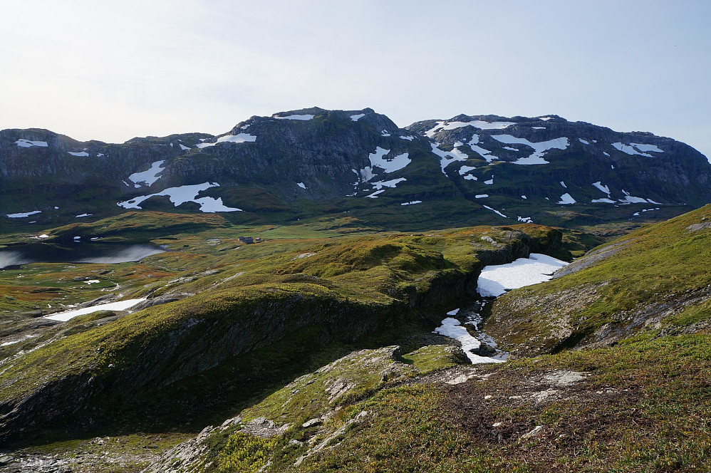 Overblikk Fuglafjellet (t.h) - toppen skjult - og Tverrelvgjelet litt til høyre for senter i bildet.