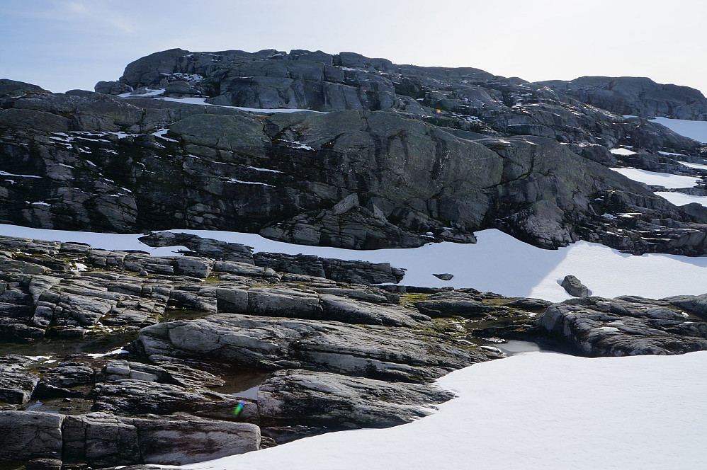 Nærkontakt med Fuglafjellet, høyeste punkt noe til venstre. Litt sikk sakk opp hammerne her, løser saken greit.