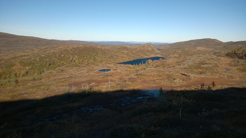 Mot Oksen 679m i nord, og tjerna der. En evt. omgåelse av myrpartiet i nord skjer nettopp over dette området.