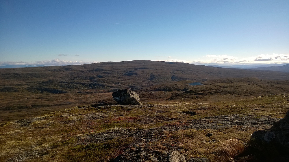 Fra Kråkfjellet tilbake mot Rensfjellet. Ganske ensidige farger og monotont terreng, men flott vær da!