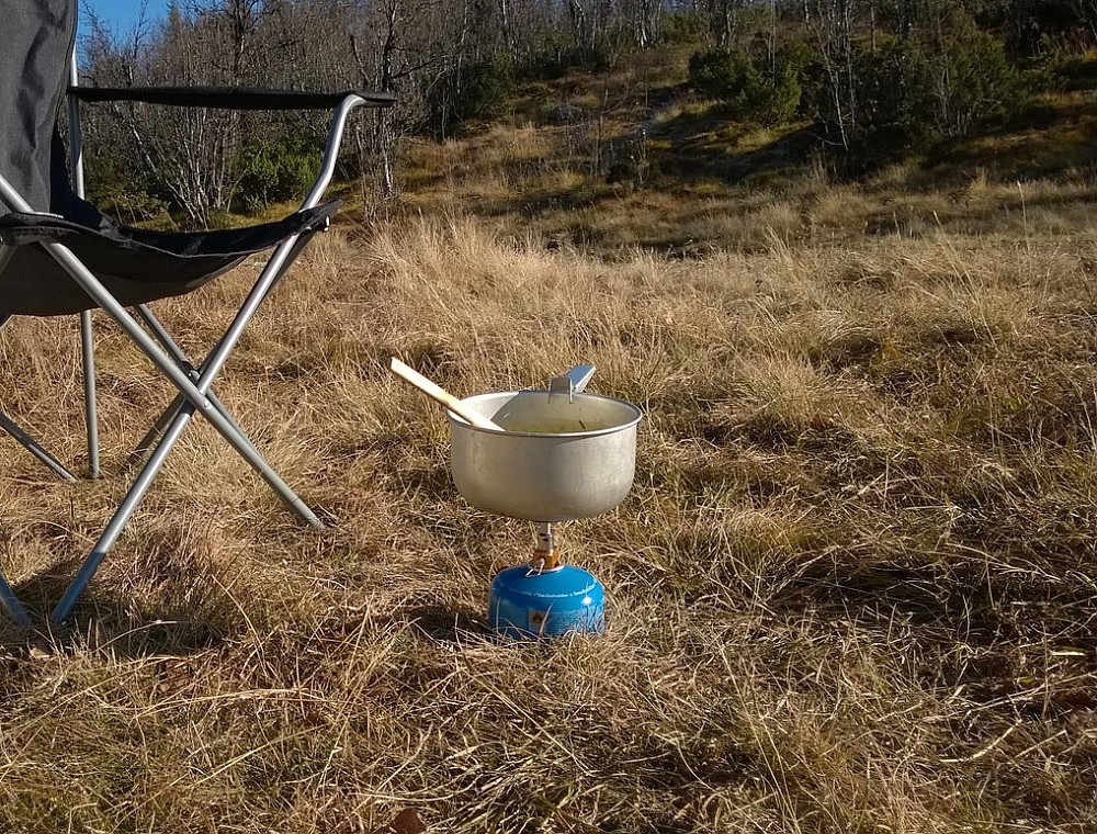 Mens jeg satt og kokte rett ved bilen, kom jeg i tanker om at jeg satt på en tørr slette med grass! Best at ikke apparatet veltet!