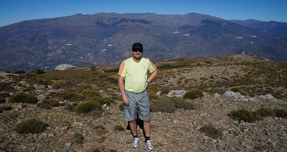 På toppen, med 3000-meterstoppene Veleta og Mulacen i bakgrunnen.