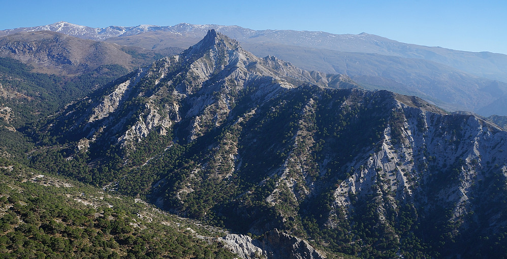 Cerro del Trevenque (2079m) sett fra en liten topp i nordvest.