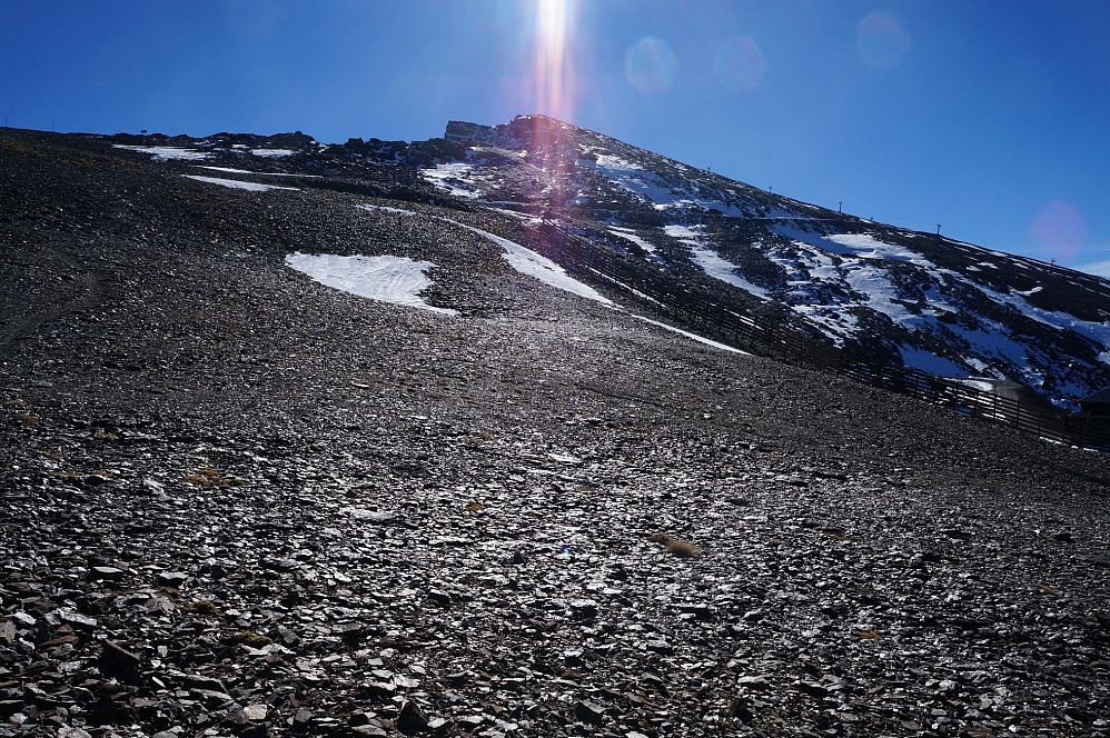Rundt 3000 meter, og fikk nå nærkontakt med Veleta. Snøen lå i skyggen over denne høyden.
