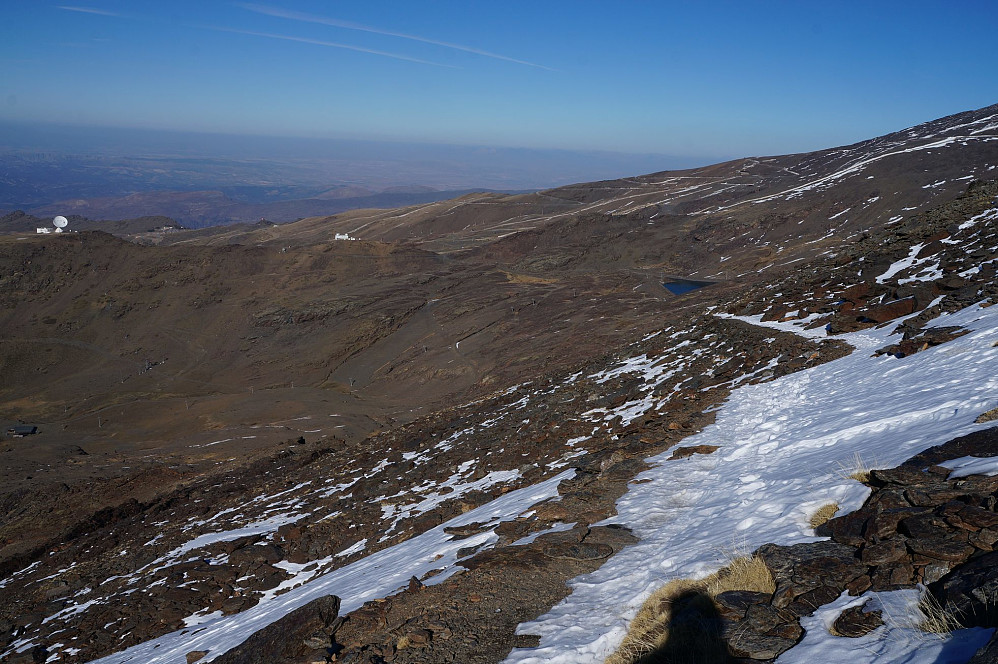 Kjedelig retur ned NV-flanken, men heldigvis på sti. Så enda mer kjedelig gjennom alpinbakkene. Utrolig hvor lite moro det er å gå med begynnende hodeverk...