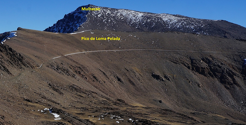 Pico de loma pelada går her nesten i ett med Mulhacen bak. Men det stien overrasket meg; den går 150 hm NED bak Pico-en, før stigningen opp mot Mulhacen begynner...