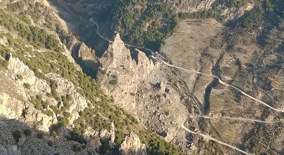 Zoomet inn på de to enorme pinaklene nede ved Niguelas, som jeg hadde sett fra veien der nede noen dager tidligere. Måtte være noe å klatre på, det!