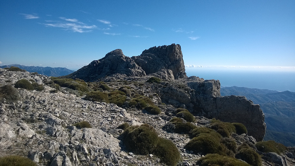 Cerro Tacita de Plata - south, toppunktet ligger like bak. Artige knatter å klyve litt på.