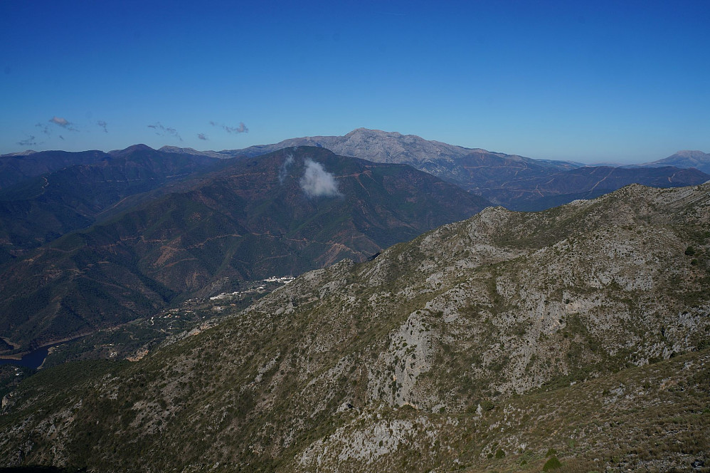 Tar med noen bilder til: Utsikt fra La Concha mot Torrecilla (bakerst), høyest i Sierra Nieve, og som jeg besøkte for to dager siden.