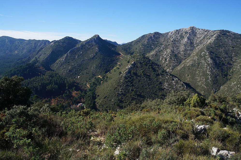 Sierra Blanca t.h. Kjerreveien jeg fulgte i starten sees tydelig. Bildet er tatt fra Cerro Nicolas i sørøst tidligere på dagen.