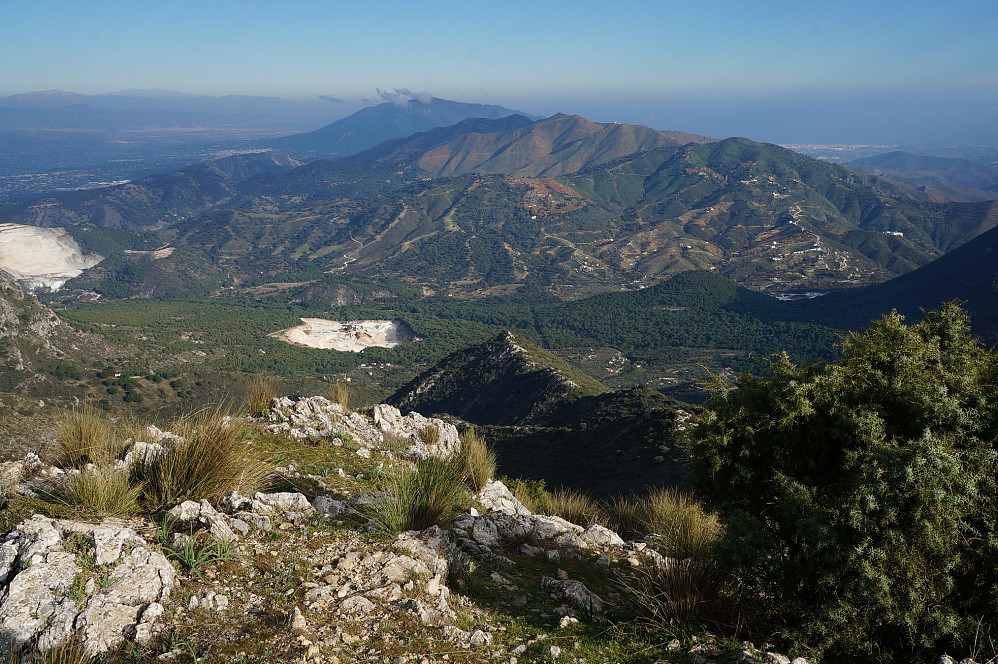 Mot øst. Malaga anes langt bak til venstre i bildet. Toppen Mijas bakerst i senter. Bak t.h ligger Fuengirola.