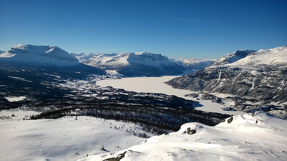 Fantastisk utsyn over Vang, med Bergsfjellet i senter. Til venstre Grindane, som jeg var på to dager tidligere. Skutshorn skimtes til høyre i bildet.