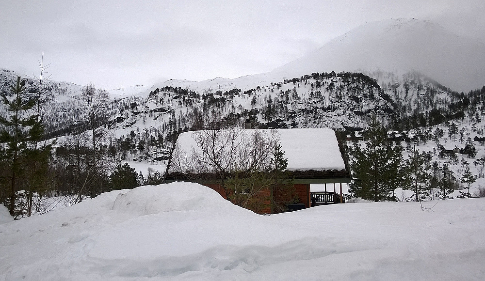 Ruta rundet den skogkledte haugen i forgrunnen, på venstre side, og gikk så opp bak omtrent midt i bildet.