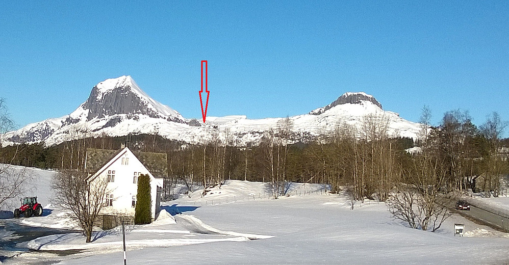 Kvamshesten (t.v) sett fra veien innover mot Bygstad. Skaret jeg gikk opp markert med rød pil, like til høyre (nord) for en markert knatt. Dette er IKKE Kvamsskaret, viste det seg...