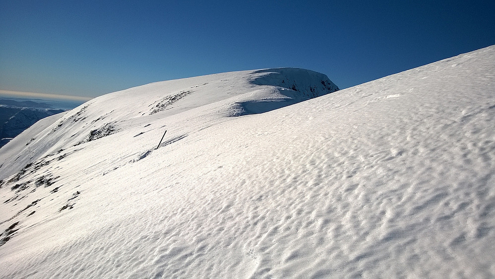 Jernstenger stikker så vidt opp av snøen på det smale punktet.