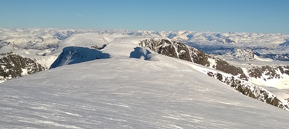 Når jeg så meg tilbake etterpå, så jeg tydelig de store skavlene som henger ut over nordstupet ved det smale punktet.