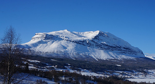 Grindane, slik fjellet framstår fra E16 et lite stykke sør for Vang sentrum.