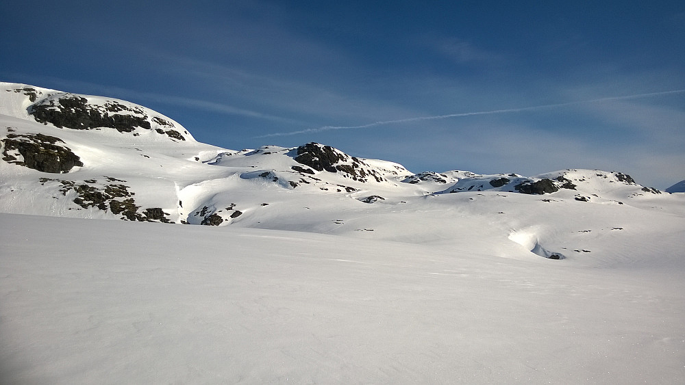 Oppover her ville jeg gå, mest mulig rett mot nord, mot breen som ventet. Det gikk greit med helfeller oppover her på knallhard skare.