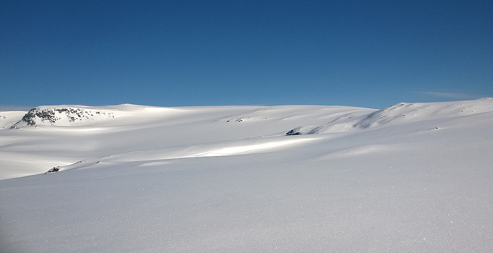 Fresvikbreen åpenbarer seg. Her var det 5-10 cm tørr snø oppå skaren. Kortfeller ble tatt på, men mot slutten blå swix.