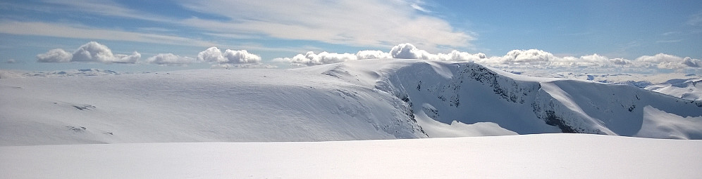 Over BJåstadbreen dukker Ryssebotnrana endelig opp. Men Skjerdingane i forkant skjuler en nedstigning på ca 110 hm bak denne og Ryssebotnrana.