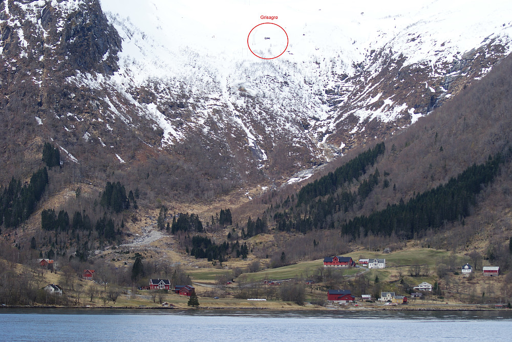 Bygda Ese i zoom, og flanken bak hvor stien går opp til den gamle krafthytta Grisagrø. 100 hm under hytta kunne jeg ta på skiene...