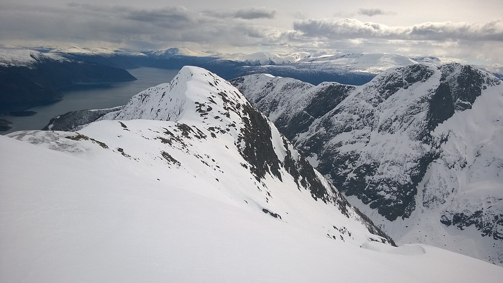 Geithalsnipa er passert. Ned til høyre var en dyp kløft i snøen, som gjorde at jeg måtte helt opp på 1100 meter, før jeg kunne skli ned og vestover. (Ellers kunne man spart inn 50 hm her.)