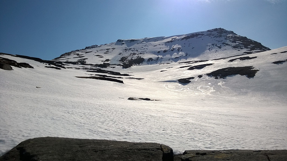 "Bassenget" med snø, som jeg ikke slapp unna. Styrte mot egga til venstre i bildet (nord), som var bar.