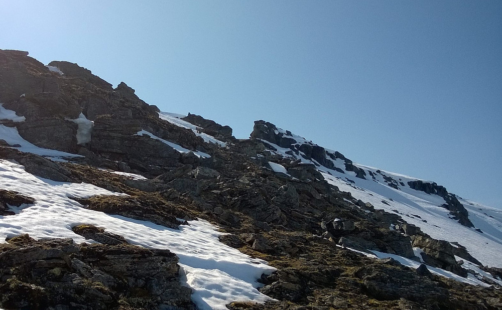 I godt driv oppe på nordegga. Den siste bratte hammeren opp mot toppen måtte omgås til høyre (NV) på snø.