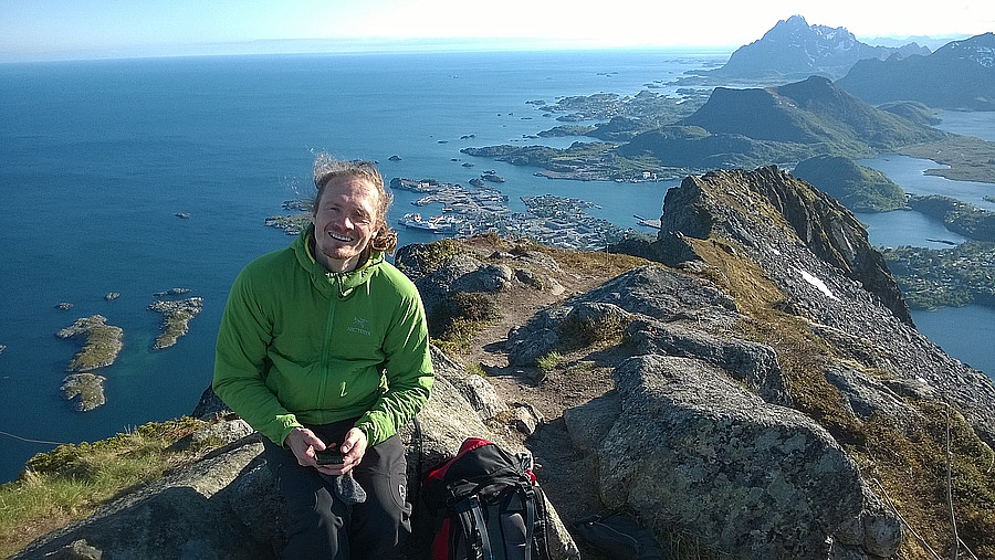 Chris på toppen av Fløya.