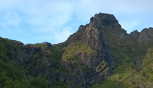 Svolværgeita er ikke lett å se fra p-plassen...