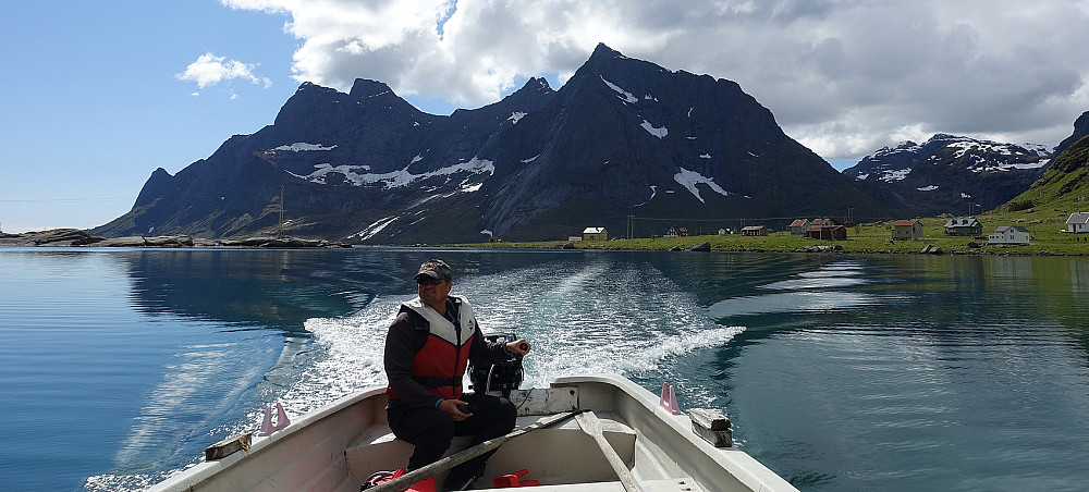 I båt inn Bunesfjorden. Jeg var selvoppnevnt skipper, da jeg har årevis med erfaring fra ungdomsdagene i pappas seilbåt.