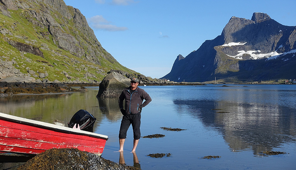 Etter snart to timer begynte stillingen å se lysere ut...Skipperen har her gått i vannet, mens Chris fikk beholde støvlene på sittende i båten like etterpå.