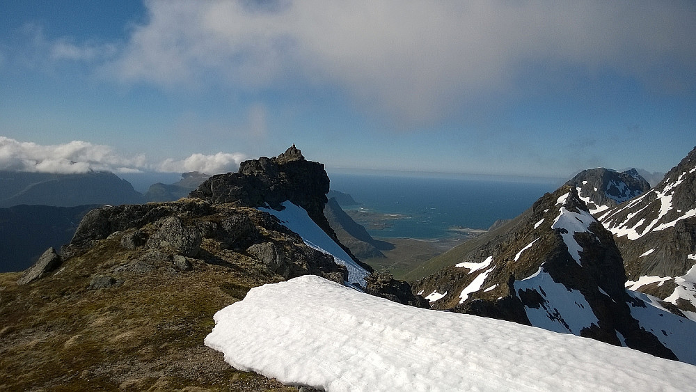 Spinntinden. Litt småklyving opp på denne. Masstinden noe mer utydelig nede til høyre. Masstinden har jeg fått bekreftet er mulig å bestige uten sikringsmidler sommerstid (fra nord).