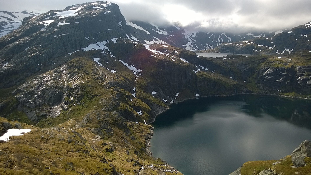 Kvelden i forveien tok jeg et oversiktsbilde for første del av ruta neste dag: Ned til ryggen ved vannet, et stykke opp igjen og helt innunder brattveggen på Moldtinden - travers på snø, men ikke bratt her - og så nedover mot høyre i bildet.