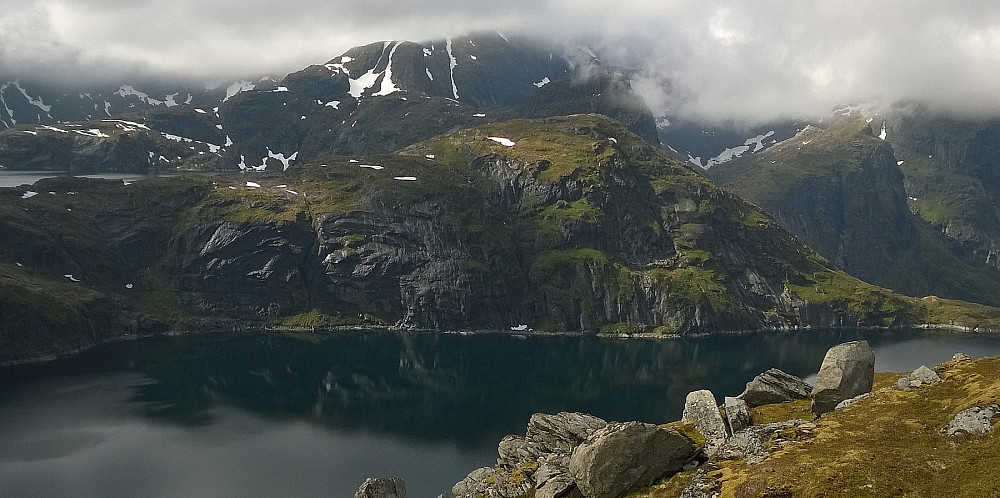 Videre går ruta opp fra venstre i bildet til toppen av Tennestinden sørvest (i forkant) - hvor den møter ruta fra høyre (Forsfjorden).