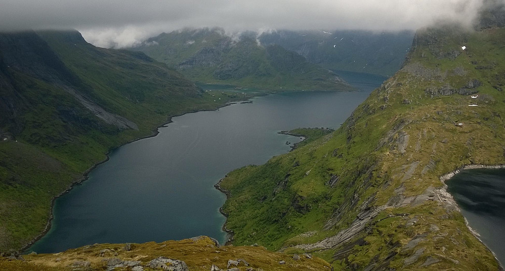 Utsyn Forsfjorden. Bunesfjorden skimtes inn til venstre øverst i bildet. Der var jeg og Chris for en ukes tid siden, til Helvetestinden.