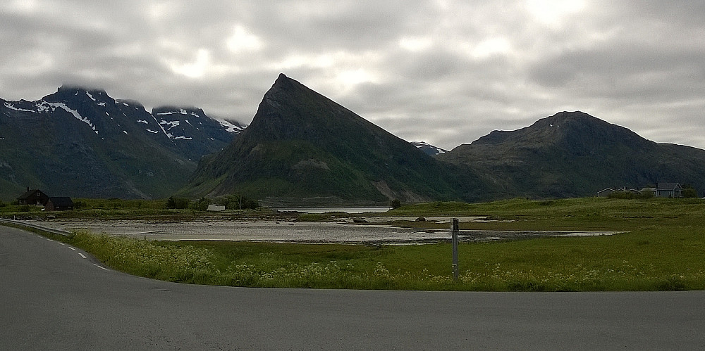 Volandstinden i profil - Nesfjellet til høyre - to av de enklere toppene å besøke i Flakstad.