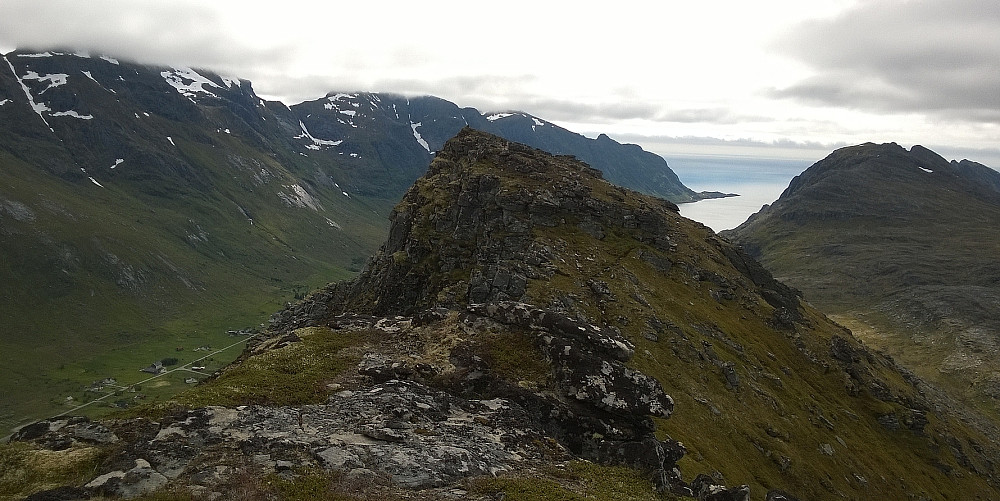 Høyeste punkt sett fra "mellomtoppen" like i nord, men FØR utsiktspunktet/ytterste/nordligste topp.