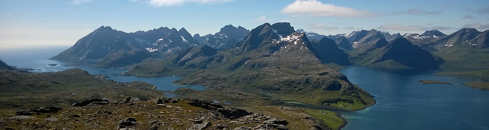Slik vil jeg ha Lofoten! Narvetinden nærmest og nesten i senter.