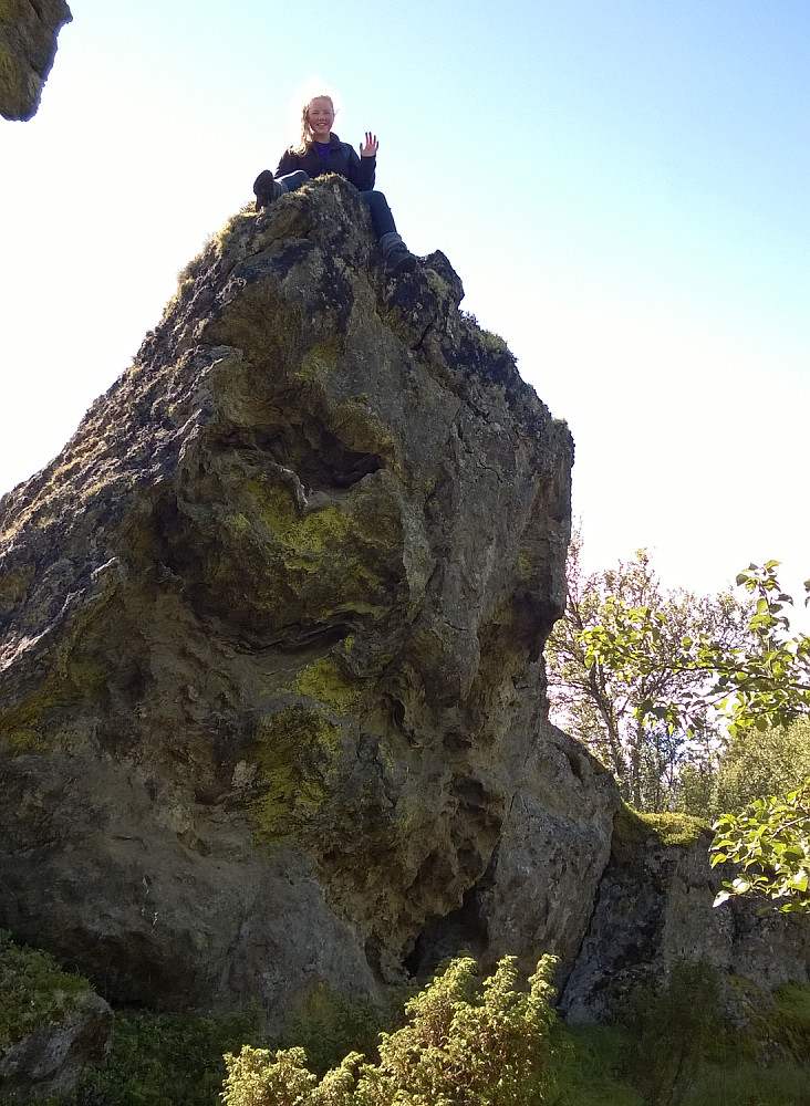 Anne Synøve fant en mindre stein like ved, og som var lett å komme opp på.