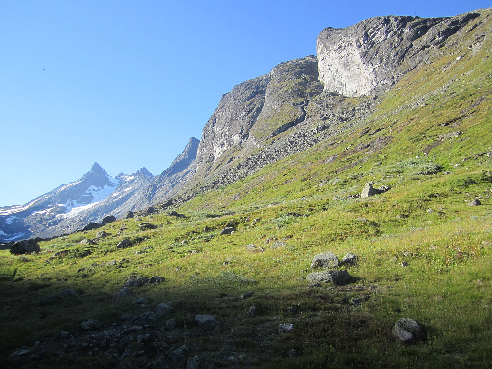 Storen hadde fått et lite melisdryss. Maradalsryggen til høyre, og man skimter litt av Mannen, tror jeg.